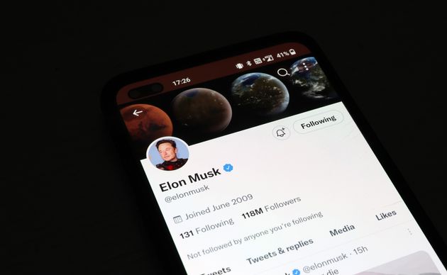 The Twitter account of Elon Musk is displayed on a smartphone.